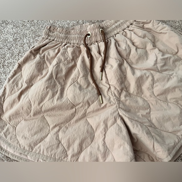 Varley Connel Quilt Short 4” in Warm Taupe size XS - Picture 6 of 6